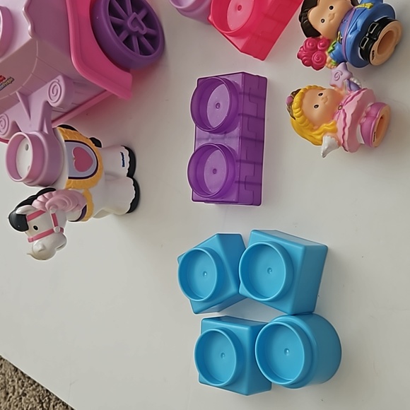 Little people princess carriage with building blocks. - Picture 7 of 12